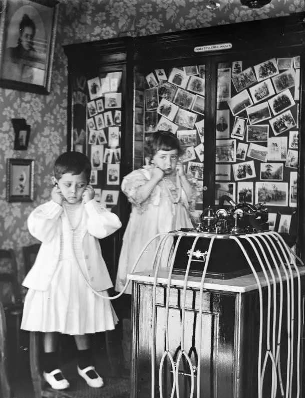 Niñas en el estudio de Miguel Brito Rodríguez