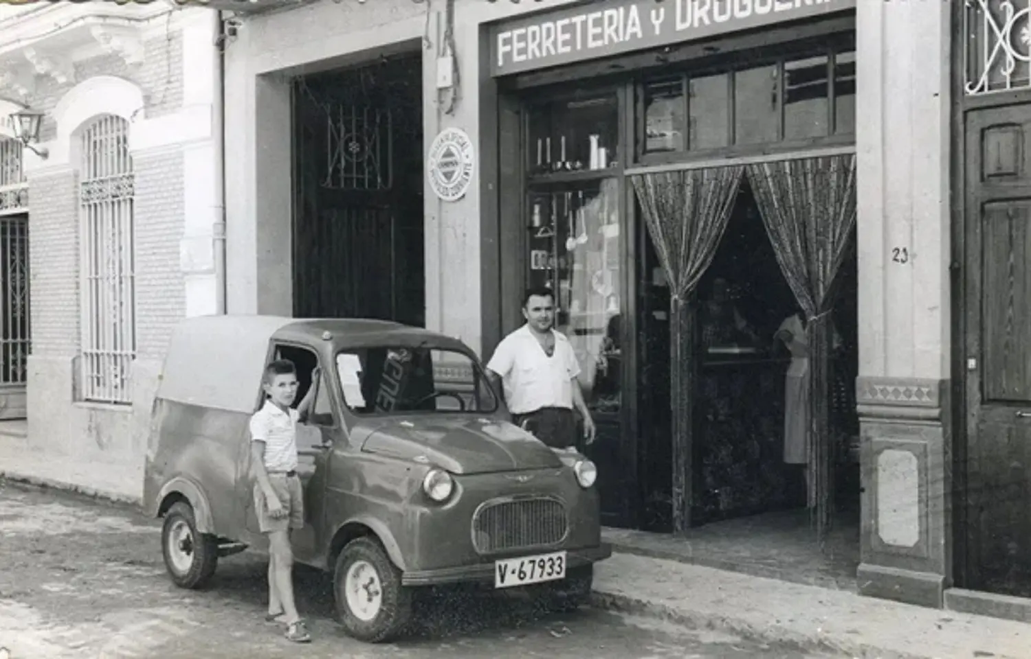Ferretería y droguería tradicional.