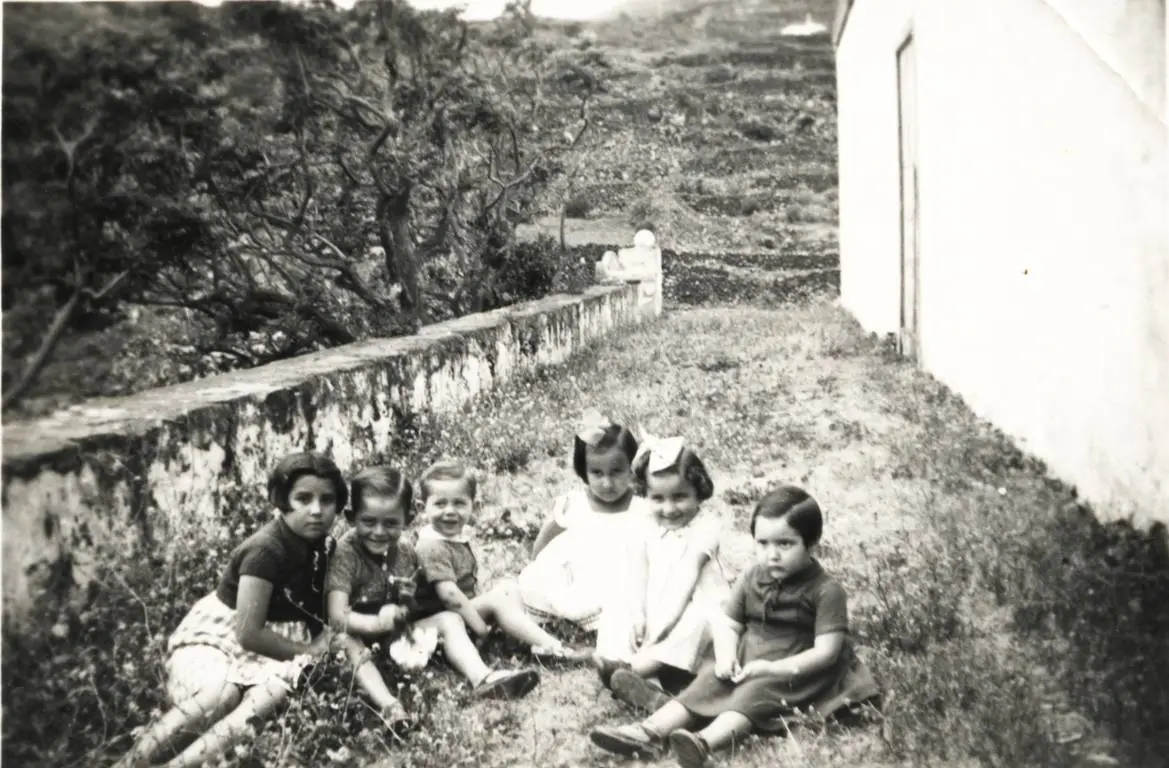Familia Castañeda en su finca de Breña Baja
