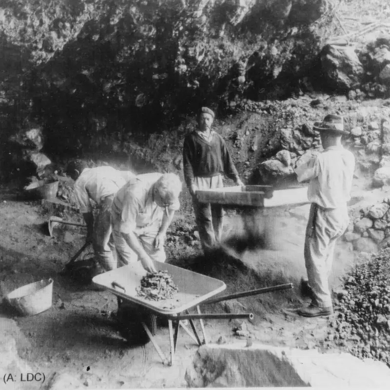 Primeras excavaciones en la Cueva de Belmaco.