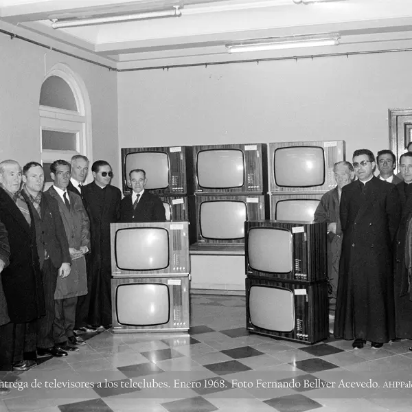 Entrega de televisores a los Teleclubes