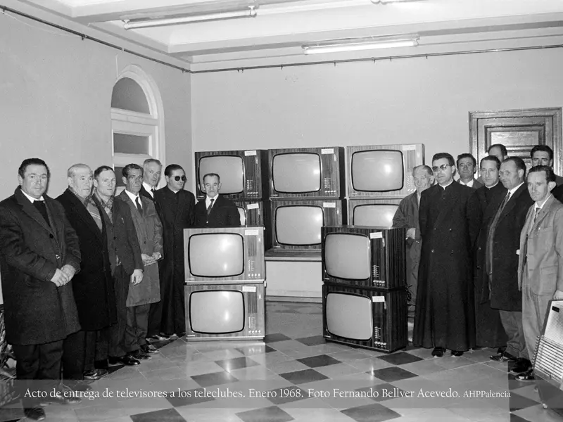 Entrega de televisores a los Teleclubes