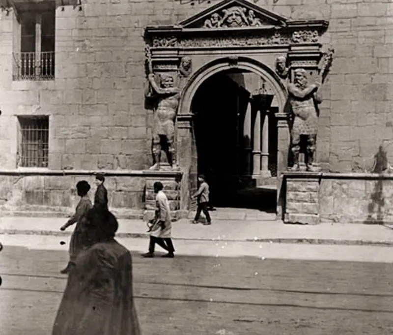 Puerta y fachada del Palacio de Justicia