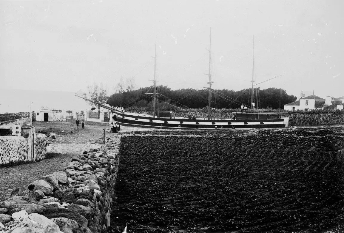Engalanando barco de La Virgen
