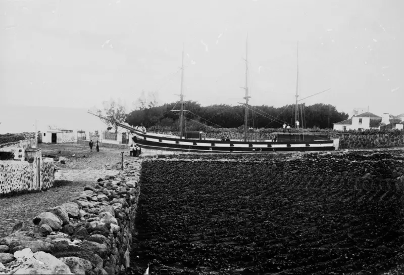 Engalanando barco de La Virgen