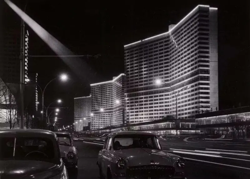 Evening on the Avenue Kalinina