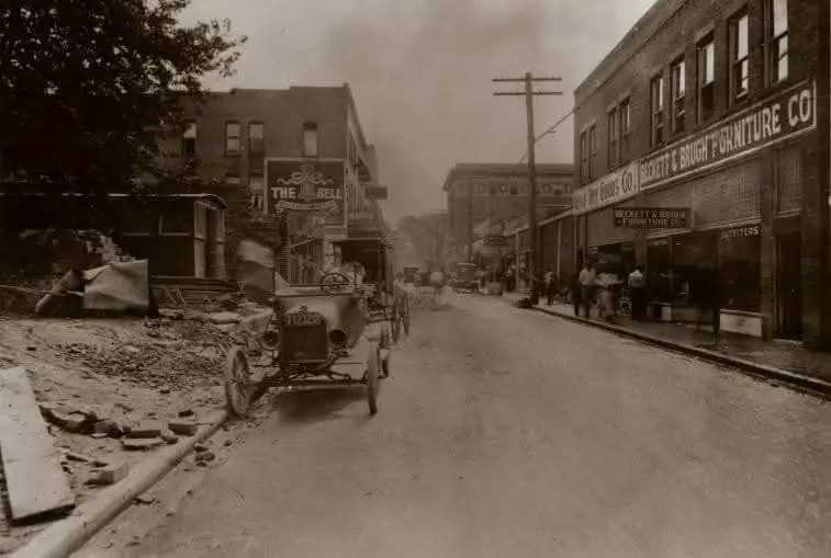 MOTORCARS IN FEUD COUNTRY