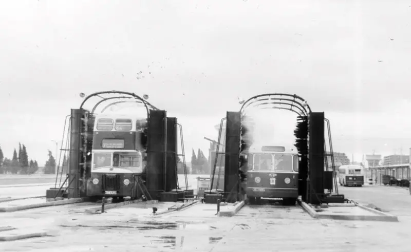 Túnel de lavado de autobuses