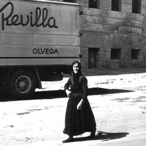 Mujer a la puerta de la fabrica de Revilla 