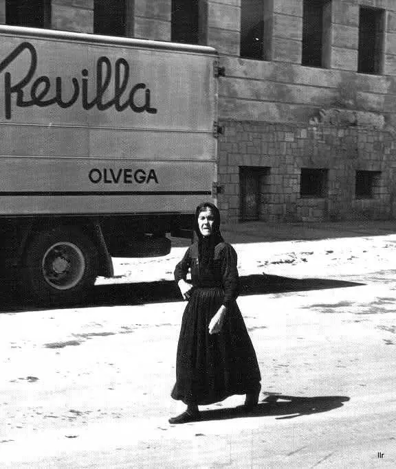 Mujer a la puerta de la fabrica de Revilla 
