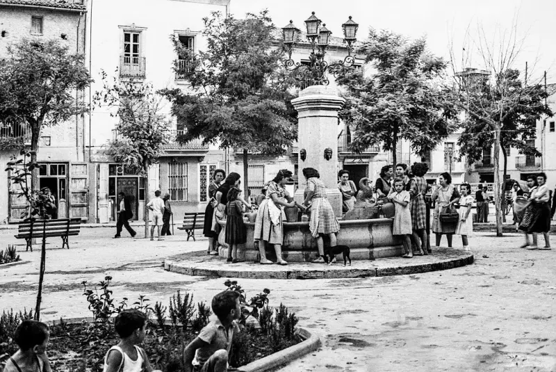 Mujeres en la fuente de la Plaza