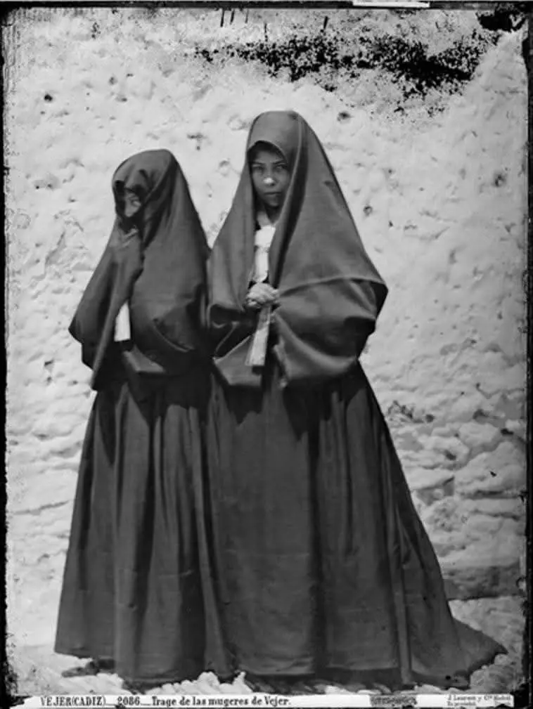 Dones amb vestits típics.