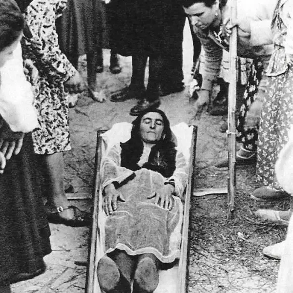 Una mujer ofrecida en la caja