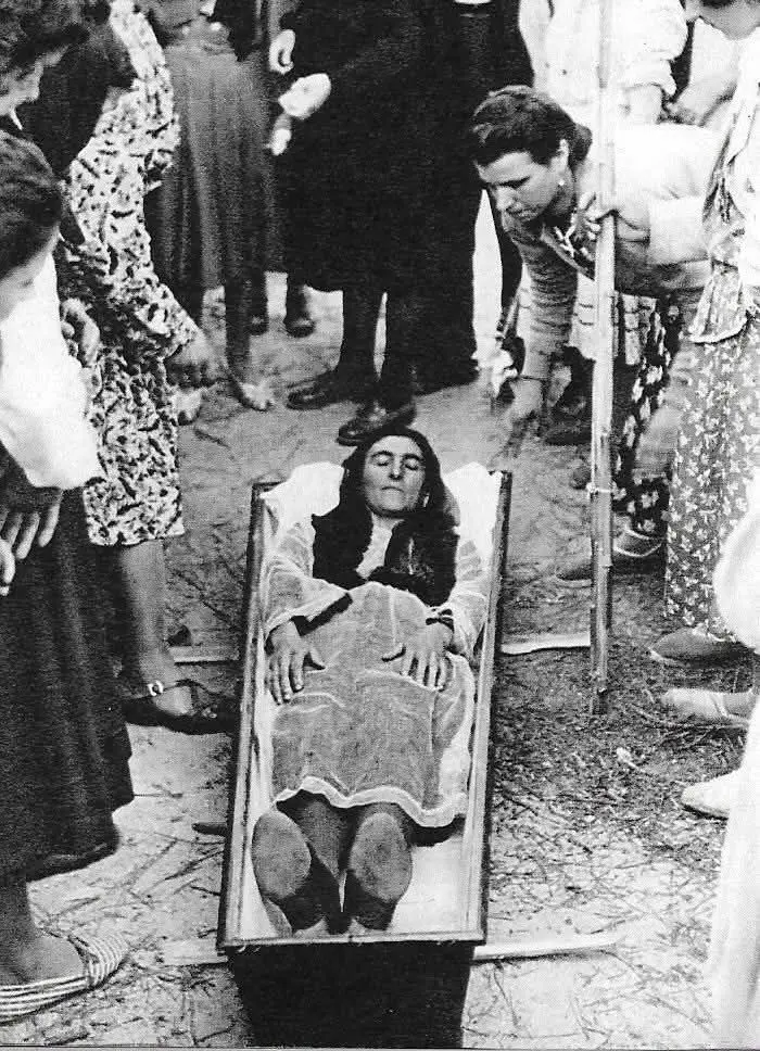 Una mujer ofrecida en la caja