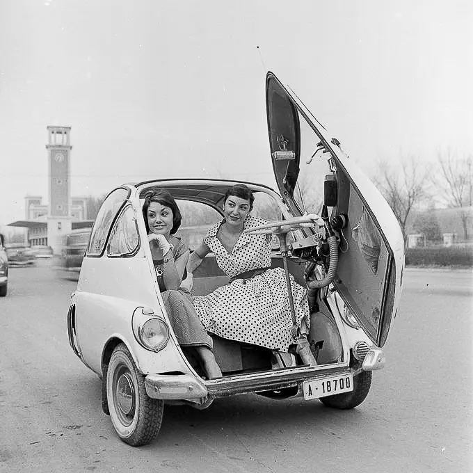 Madrileñas en un coche Isetta