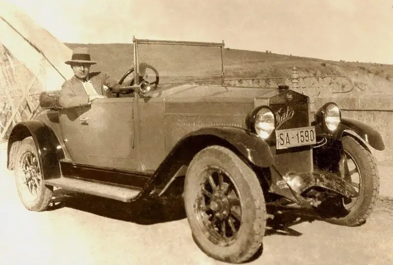 Rufino Gutiérrez en el Puente con su coche Fiat.