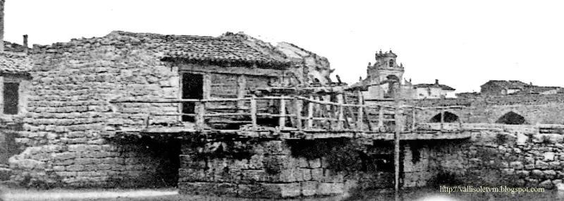 Aceñas del Pisuerga aún en pie y la puerta del Puente Mayor