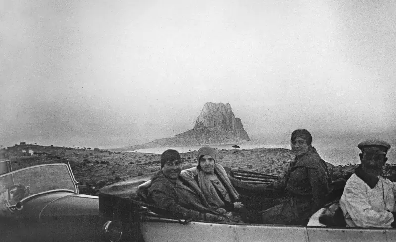 Turista pasando por Calp