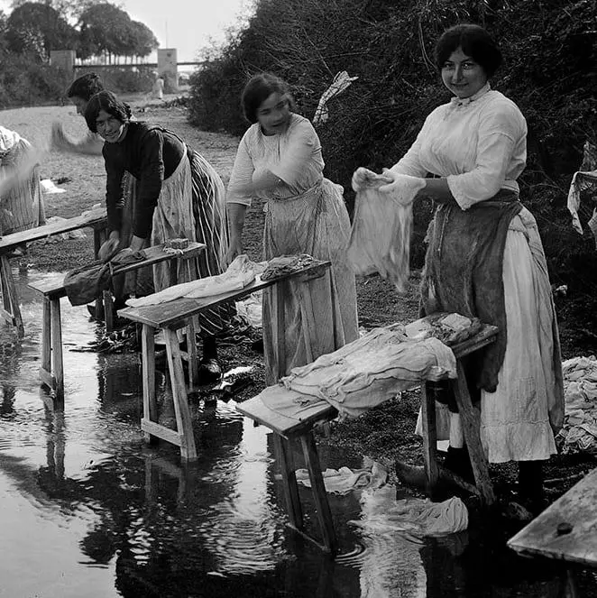 MUJERES LAVANDO ROPA