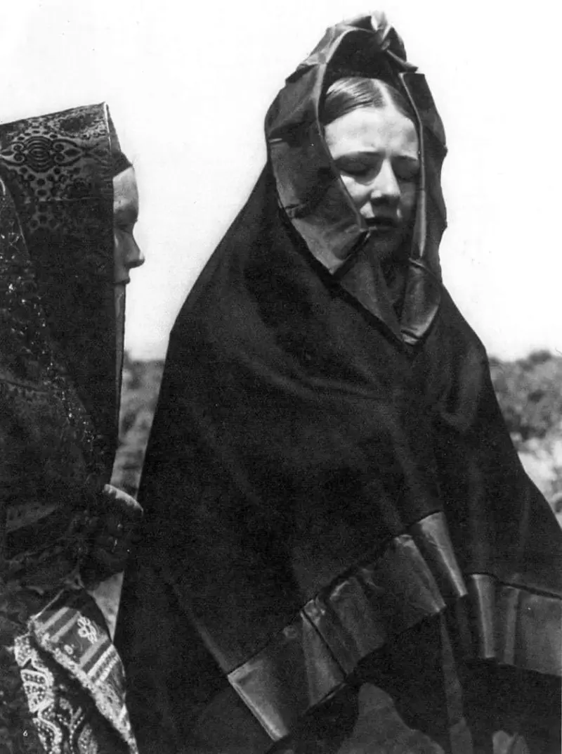 Traje ventioseno de respeto propio de ceremonias de luto