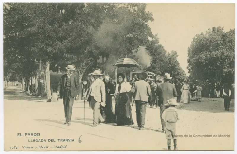 vistosos vestidos, sombreros, parasoles y el tranvía
