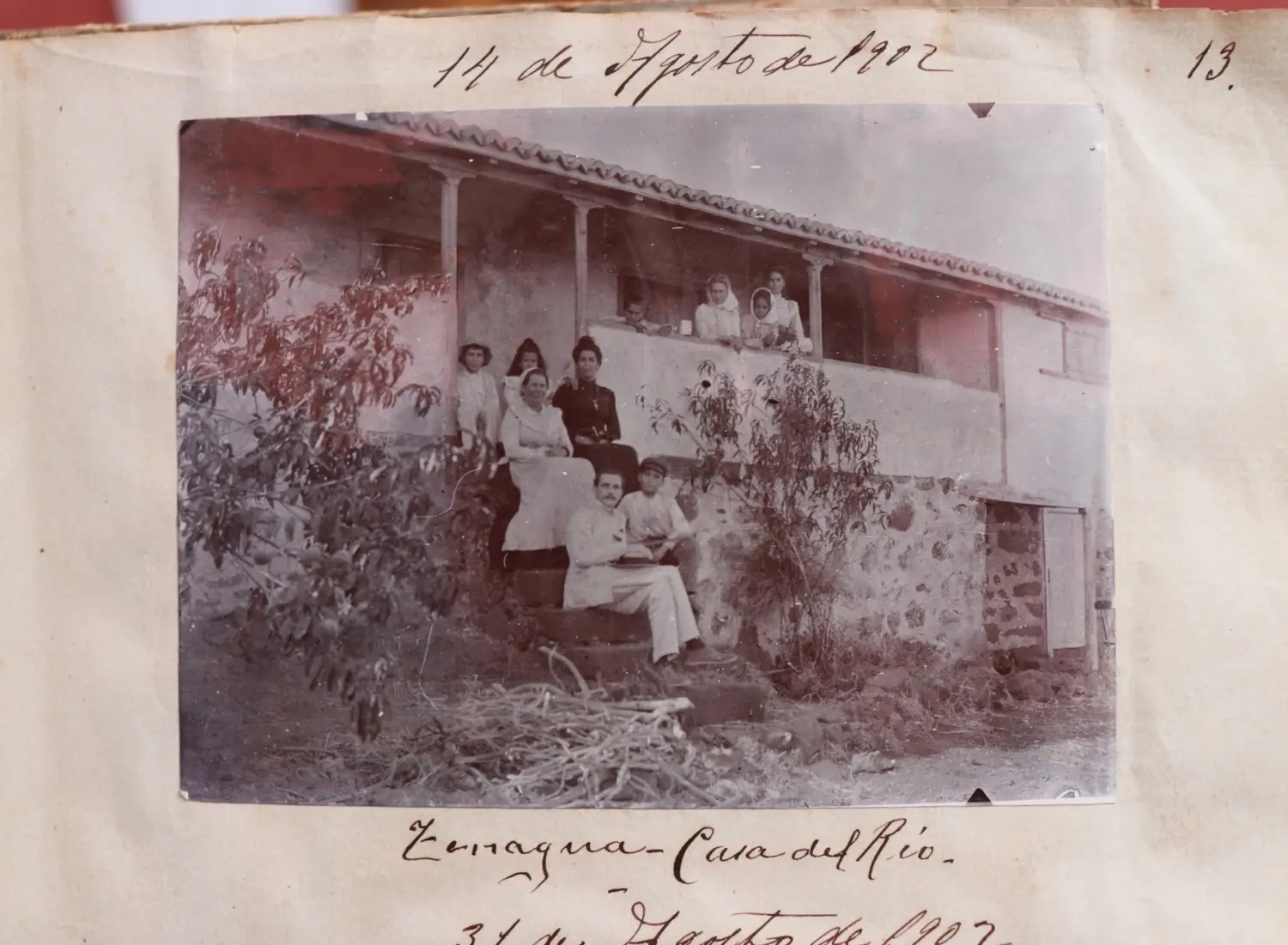 Grupo de personas en la casa del Río - Tenagua