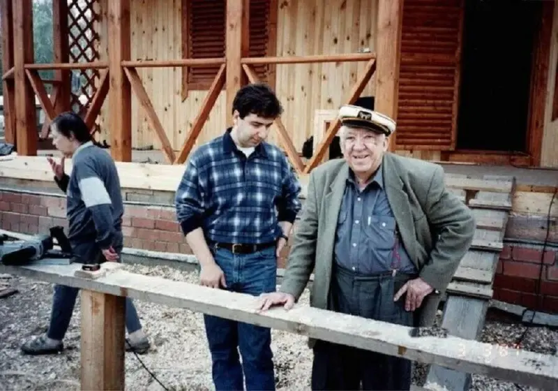 Yuri Nikulin is building his summer house