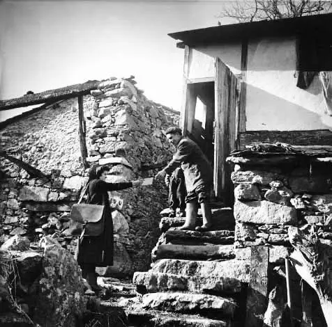 La cartera repartiendo la correspondencia.