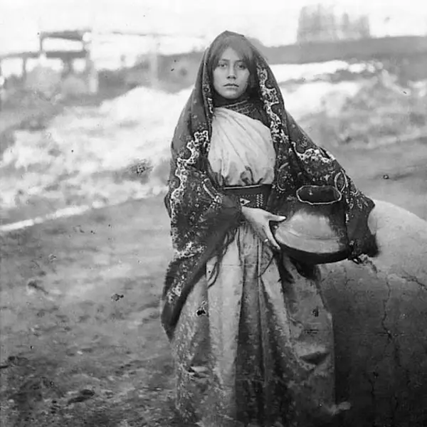 Mujer con traje típico