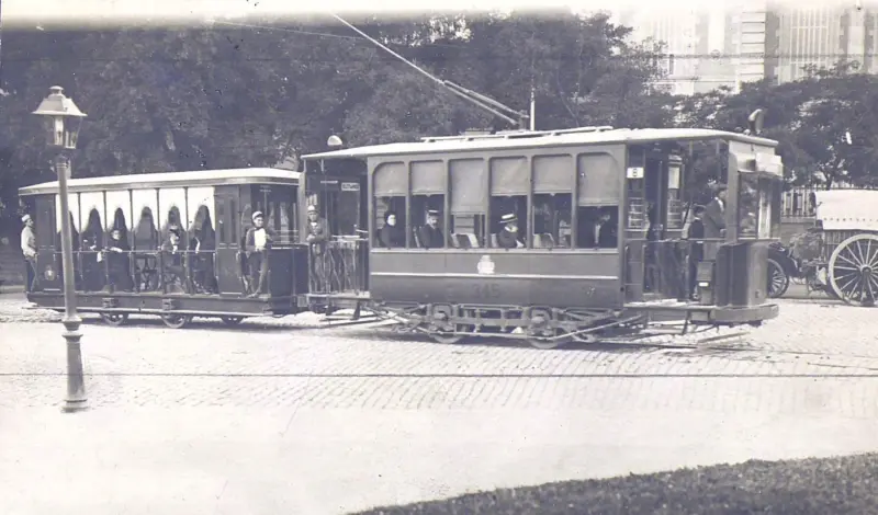 Tranvía de la línea 8, llevando de remolque a una «jardinera»