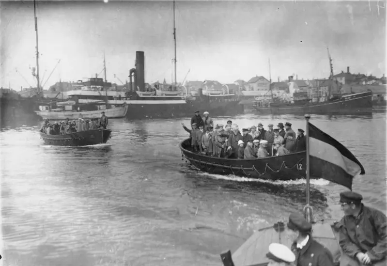 ARRIVING TO THE PORT