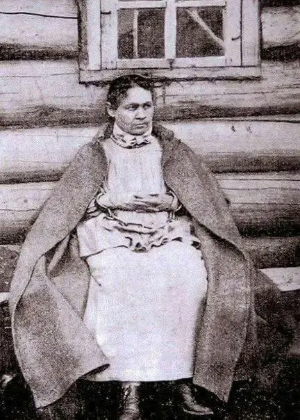 The legendary thief Sonya the Golden Pen in shackles in hard labor