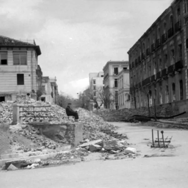 Parapetos y casas destruidas