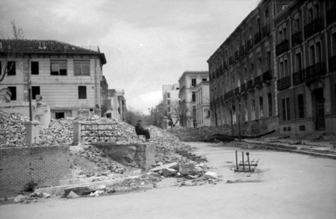Parapetos y casas destruidas