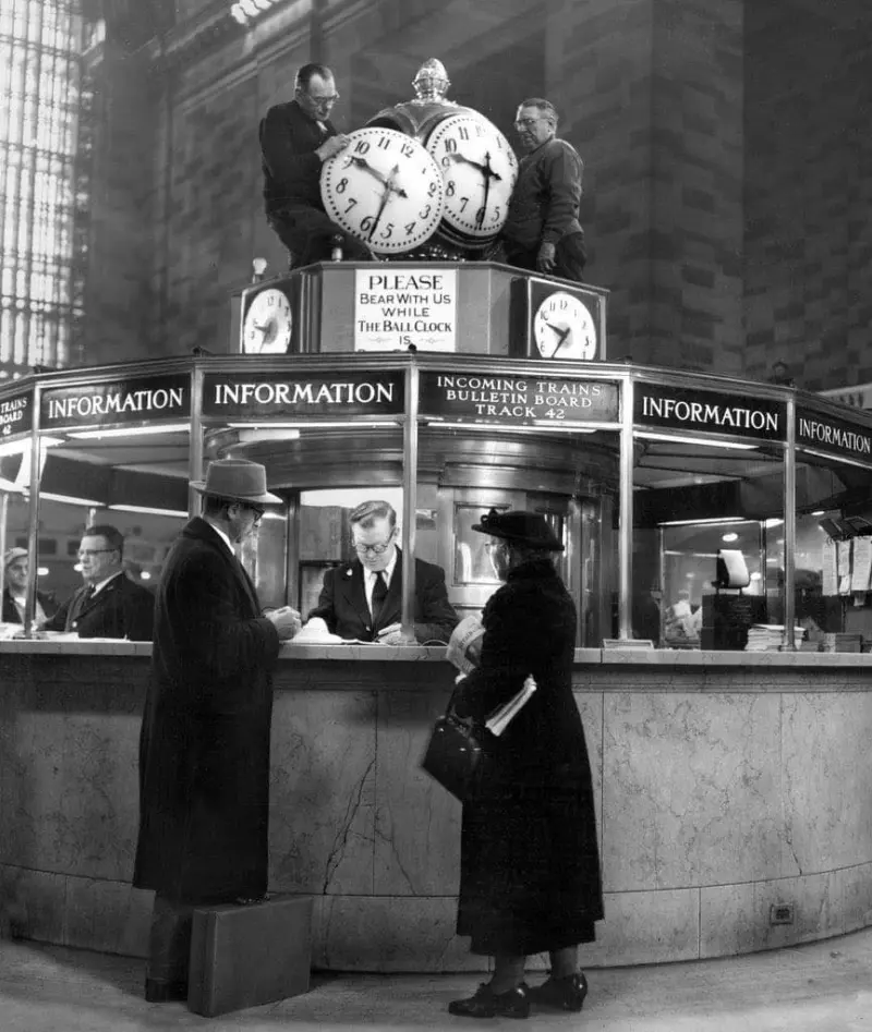 Workers reinstall clock in Grand Central