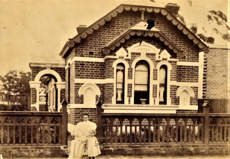 Violet Anderson & children outside