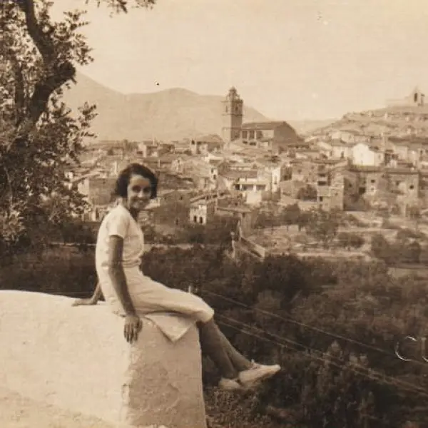 Una joven posando