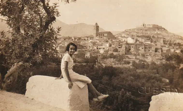 Una joven posando