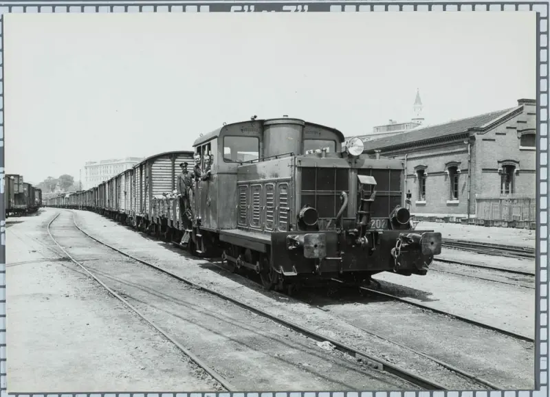Tren de mercancías tirado por locomotora de maniobras MZA TM-202