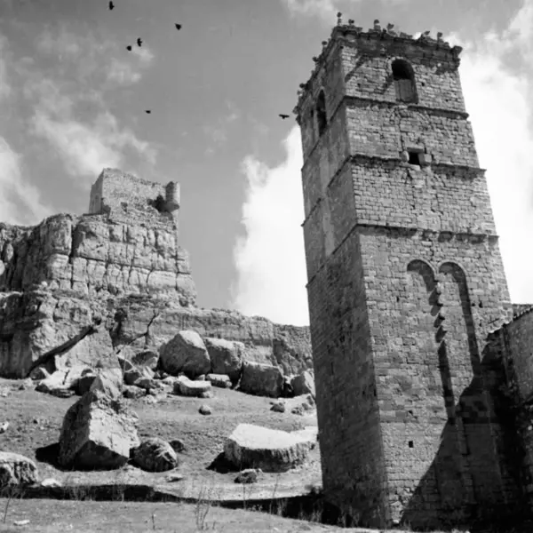 Torre de la Iglesia de Santa María del Rey y ruinas del castillo.