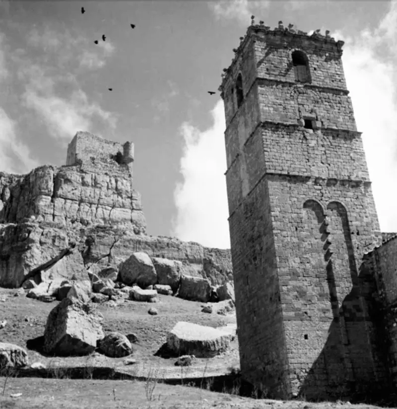 Torre de la Iglesia de Santa María del Rey y ruinas del castillo.