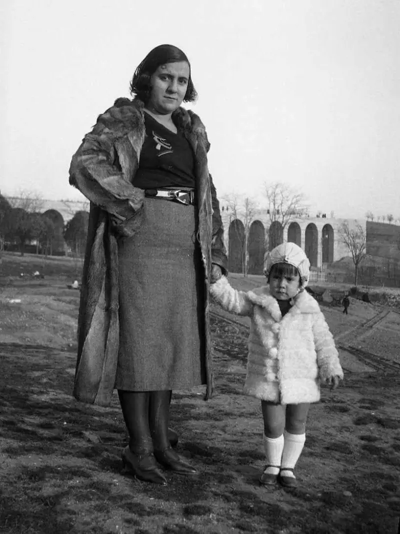 Mujer e hija en el Manzanares