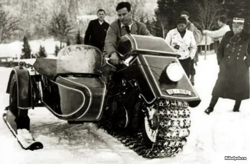 BMW Schneekrad snowmobile.
