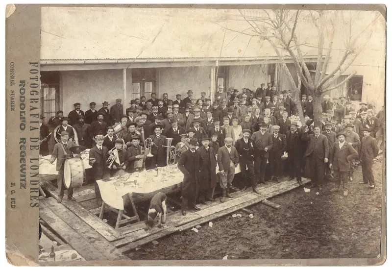 comunidad suiza reunida en una fiesta