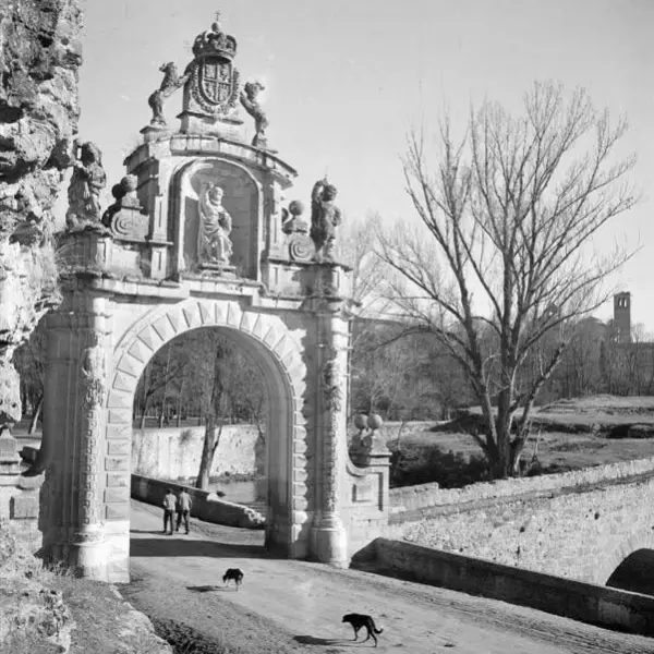 Arco de la Fuencisla.