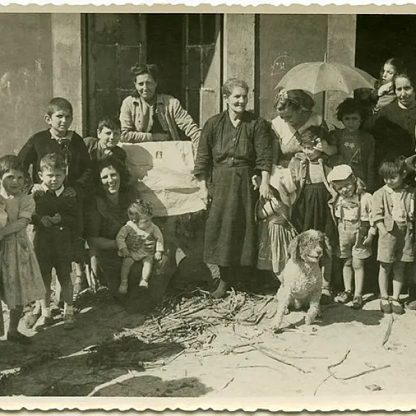  Grupo de mujeres y niños