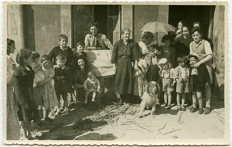  Grupo de mujeres y niños