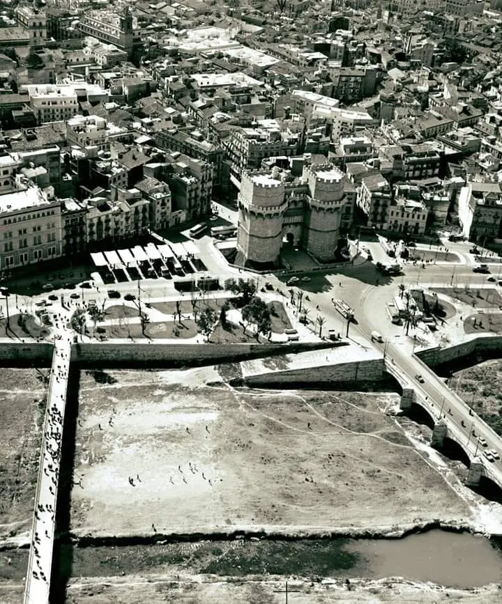 Torres de Serranos y el rio Turia con agua 