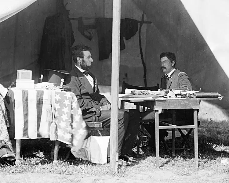  Abraham Lincoln and George B. McClellan in the general's tent
