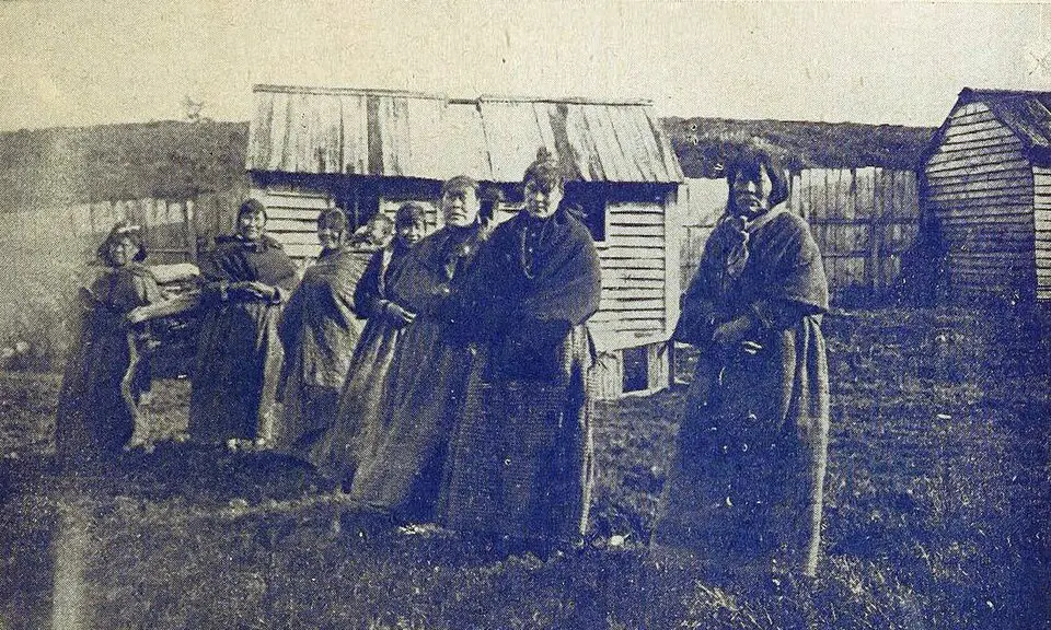 Mujeres fueguinas en Isla Dawson